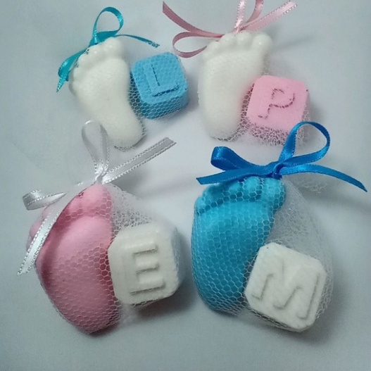 KIT SABONETES 50 PARES DE PEZINHO 3,5CM + 50 LETRINHAS 2CM - NÃO EMBALADOS - SEM TAG - aniversário chá de bebê 1 aninho