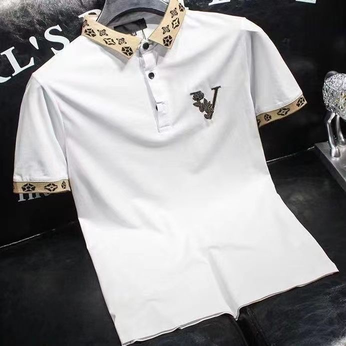 Camisa Premium – Louis Vuitton Símbolo Bordado Branco Detalhe Manga – Branca  – Estilo Gringo