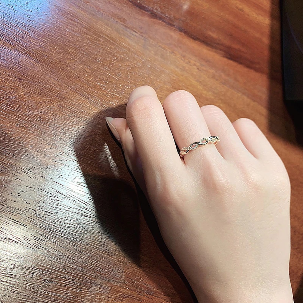 Anel Feminino Banhado a Ouro Trançado Infinito Aberto Brilhante Ajustável Cor Rosa Ouro Cravejado com Zircônias