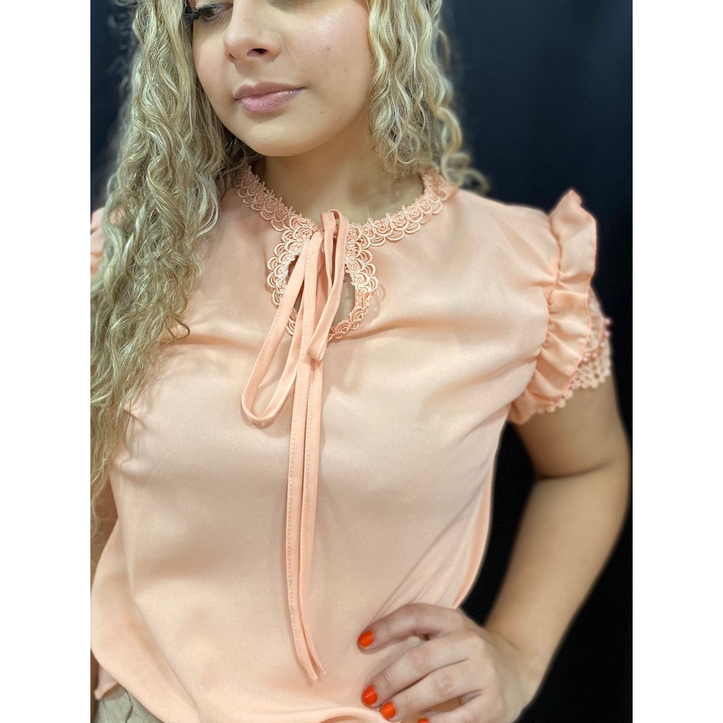 Blusa em Crepe, Salmão, Manga Curta em Renda e Pedraria, Aplique em Guipir no Decote, Lilaisa   BM1004S