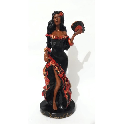 Pomba gira Rainha do cabaré umbanda candomblé religião estátua guia