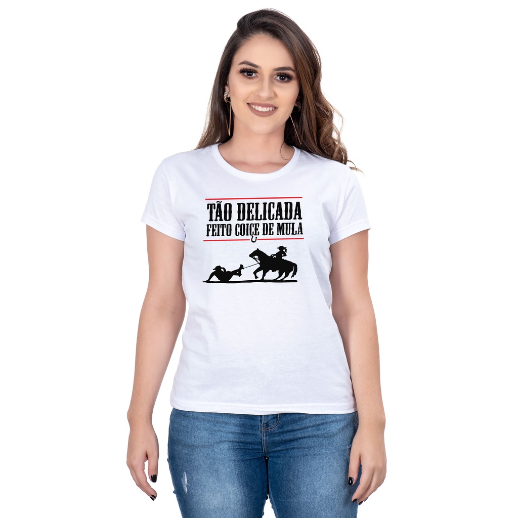 Camiseta Feminina Country Tão Delicada Feito Coice de Mula Manga curta Branca Cowgirl