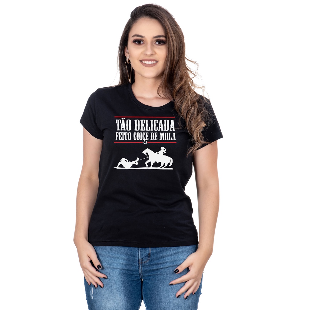 Camiseta Feminina Country Tão Delicada Feito Coice de Mula Manga curta Preta