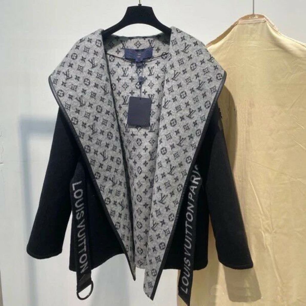 Preços baixos em Tamanho Regular Louis Vuitton Casacos, jaquetas e Coletes  Escudo exterior de Poliéster para mulheres