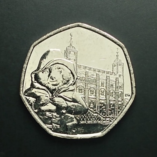 Moeda de 50 Pence do Reino Unido, 2019, Sob/FC, Comemorativa Urso Paddington na Torre (urso esquerda), 27,3mm
