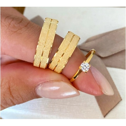 Par  de Alianças Banho Moeda Antiga Diamantada 6mm + Anel Solitário (COD-100) em Oferta na Shopee