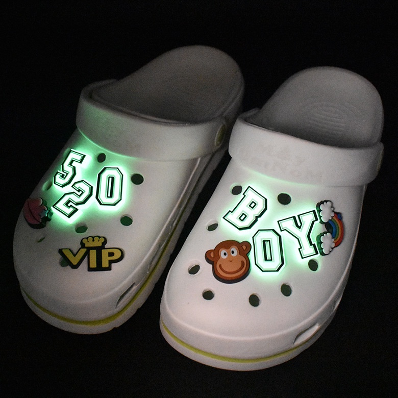 BLJE PVC Sapato Encantos Acessórios Carta Decoração Fluorescência Fivelas Para Tamanco Sandálias Pino Presentes De Anive