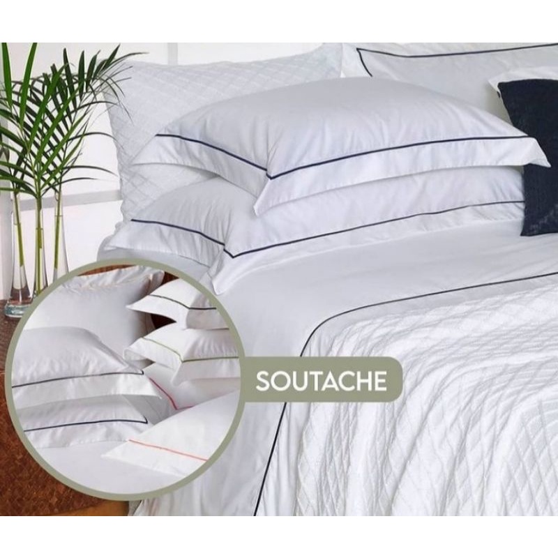 JOGO DE LENCOL KING 4 PECAS COM DETALHE NO SOUTACHE.