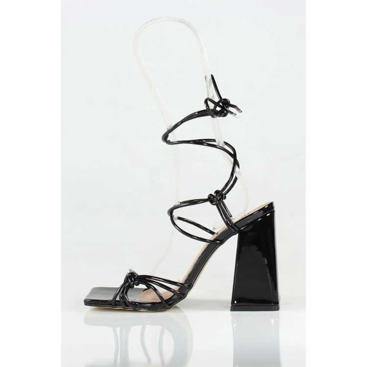 Sandália Salto Grosso Week Shoes Tiras de Amarrar Verniz Preto