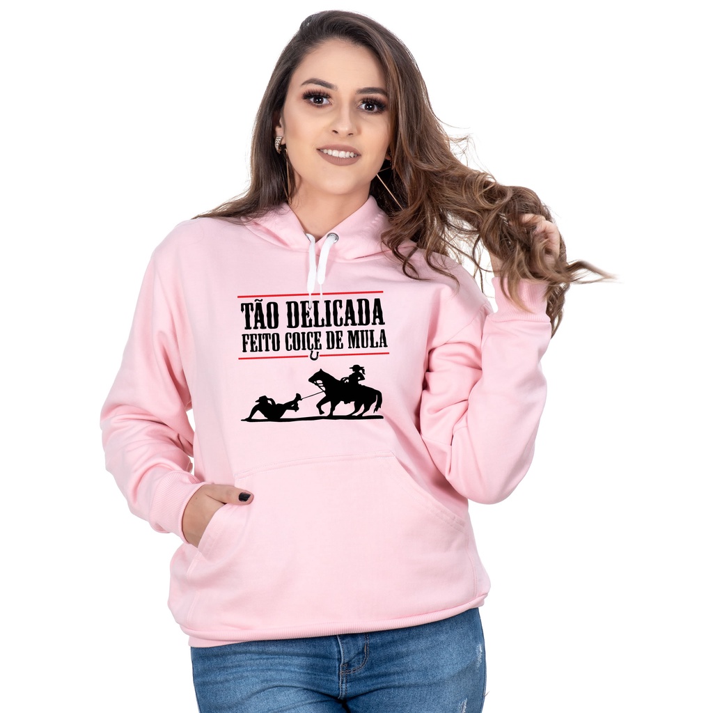 Blusa Moletom Tão Delicada Feito Coice de Mula Feminino Rosa Com Capuz e Bolso Canguru