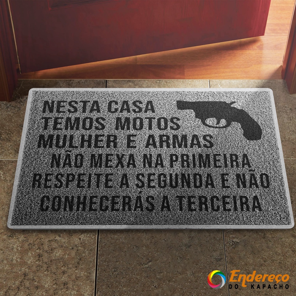 Tapete / Capacho Nesta Casa Temos Motos Mulheres e Armas Direita