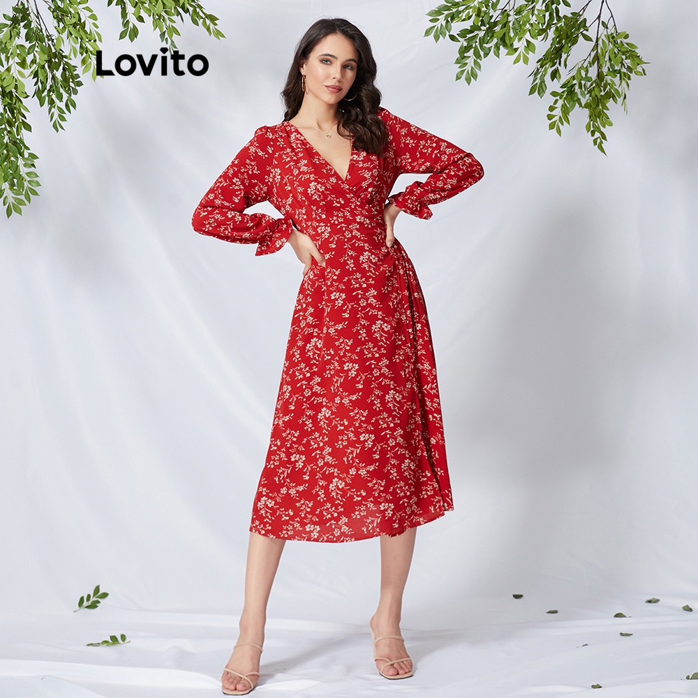 Lovito -  Vestido Longo Feminino Boho Com Estampa Floral Decote V L01146nas cores vermelho, Lilás, azul e amarelo