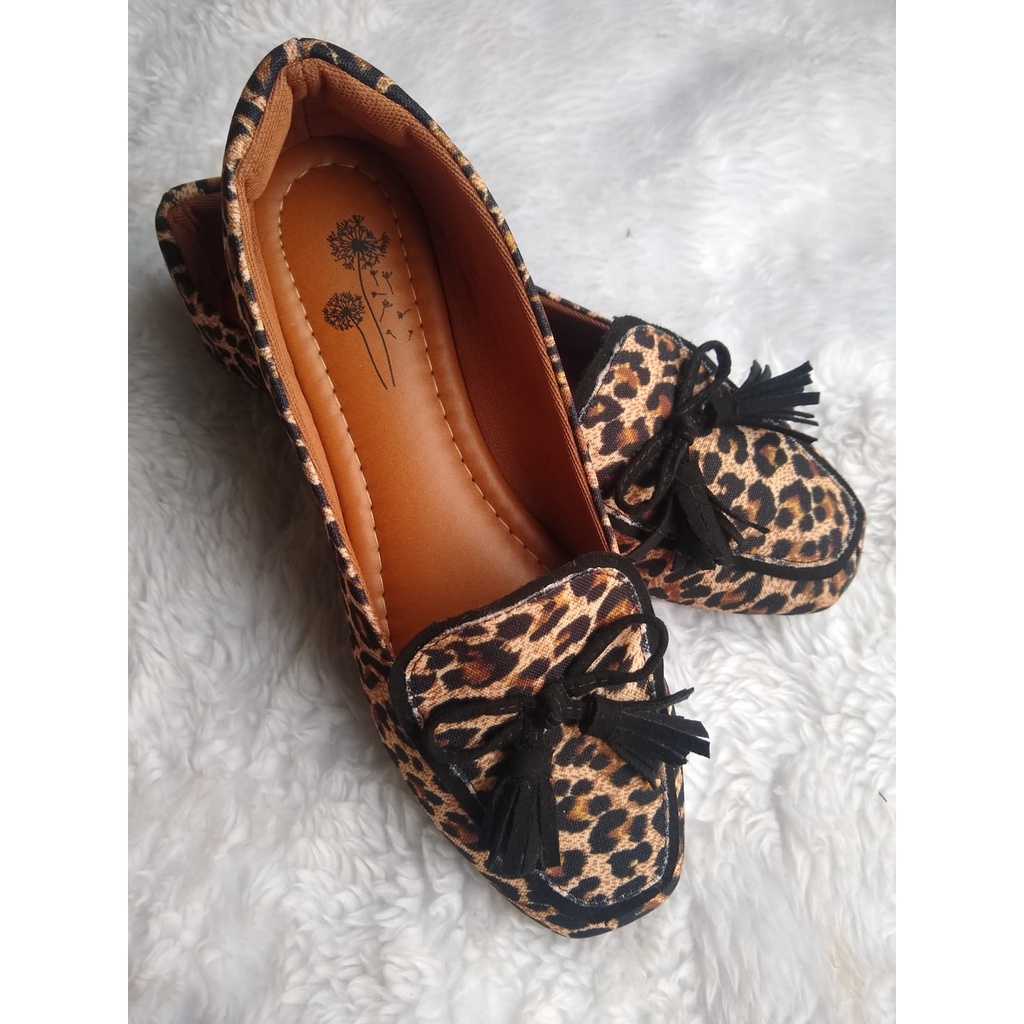 Sapatilha Mocassim bico quadrado Onça Laço Franja Preto CONFORT