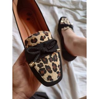 Mocassim bico quadrado nobuck preto com onça e laço CONFORT