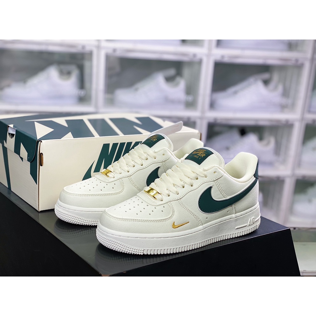 Nike Air Force - Branco/Preto/Dourado