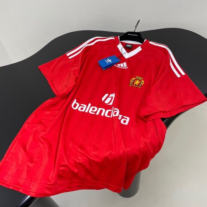 BLCG Balenciag'a Conjunto AD de manga curta e folgada camisa de futebol vermelha