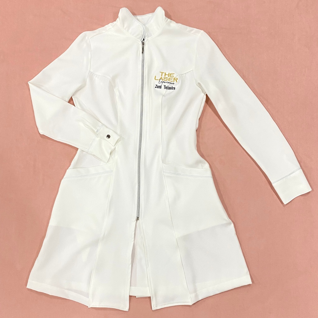 Jaleco Feminino Gola Padre Manga Longa Com Bordado Personalizado Com Seu Nome Logo Esteticista Profissional Nail Designer Salão de Beleza Consultório Clínica