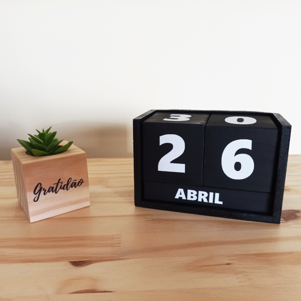 CALENDÁRIO DE MESA PERMANENTE CUBO MADEIRA Preto e Branco em Oferta na Shopee