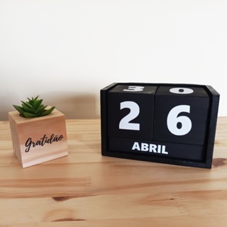 CALENDÁRIO DE MESA PERMANENTE CUBO MADEIRA Preto e Branco em Oferta na Shopee