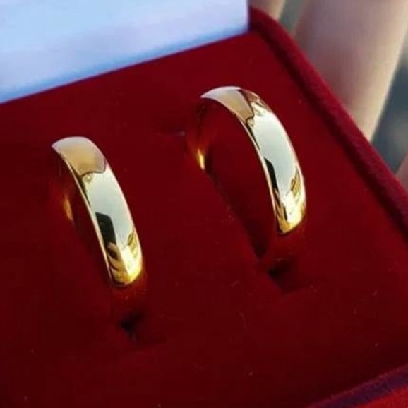 Par de  alianças 4mm reta casamento e noivado dourado banhado ouro companha de caixinha