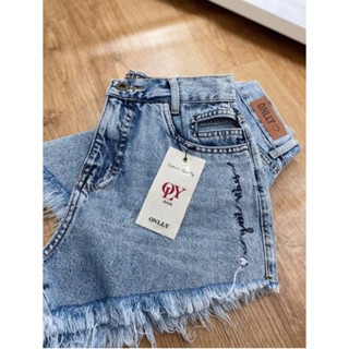 Short jeans feminino cintura alta com bordado na lateral