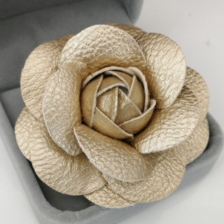 2020 Broches De Couro Quente Camélia Para Mulheres Elegantes Alfinetes Grandes Flores Scarf Buckle Fashion Jewelry Coat Accessories Brooch