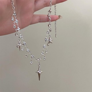 Um Desenho De Nicho Que Sente Como Colar De Maneira Leitosa Para A Nova Estrela Mang Star Studded Com Diamantes , Criando Uma Atmosfera Romântica . Corrente De Colarinho , Pescoço , E Doce