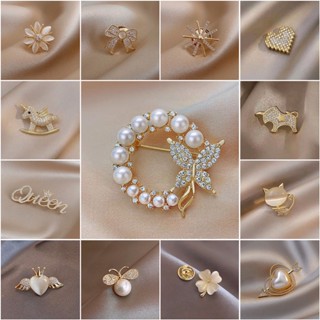50 Estilos De Carta Com Incrustação De Diamantes Da Moda Queen Brooches Elegante Broche De Pérola Feminino De Alta Qualidade Camisa De Fato Acessórios Para Namorada Jóias Requintadas