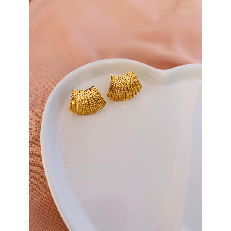Brinco de base folheado a ouro modelo Earcuff