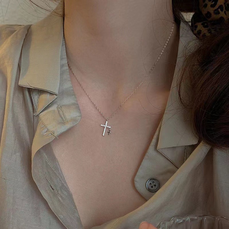 Colar De Luxo Leve Zircon Cross Pendant Ladies Vintage Elegante Cristal Clavicle Chain Necklace Girls Coreano Fashion Choker Jóias Populares Acessórios