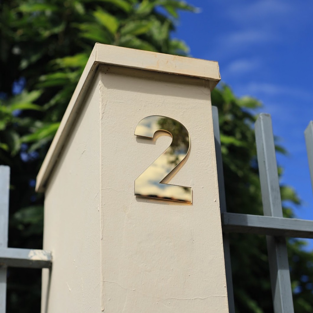 Número Residencial Decorativo para Área Externa ou Interna 13cm Dourado Espelhado em Acrílico · foto 2