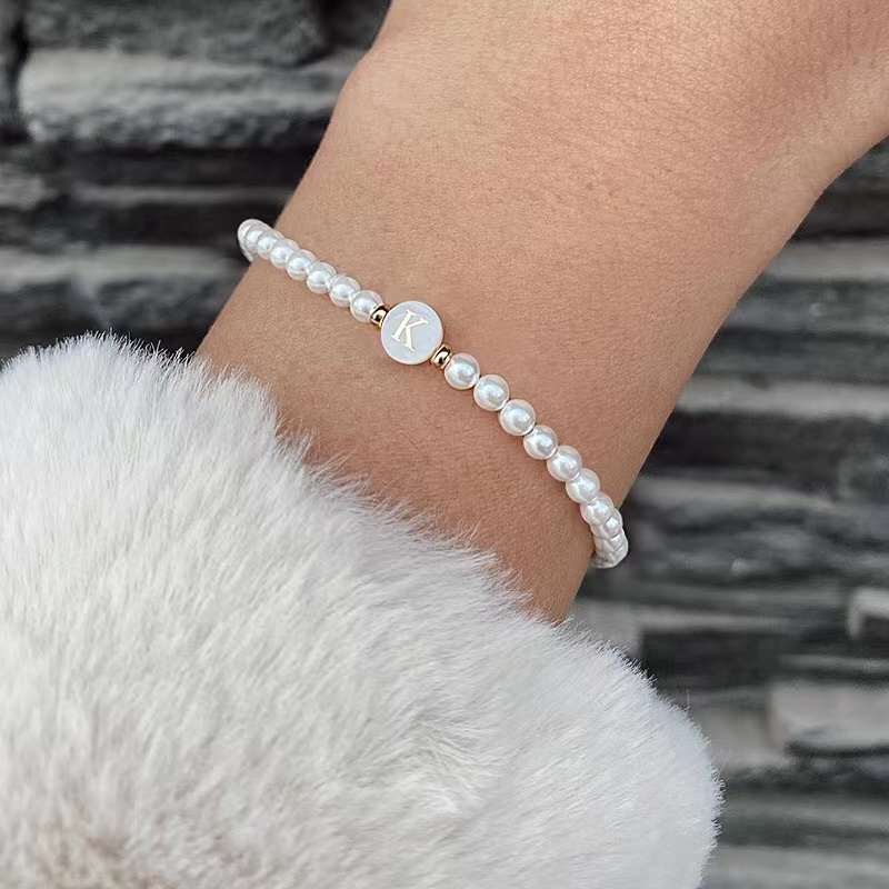 Simples E Versátil Pulseira Pérola 26 Letras Elástica De Imitação De Moda Feminina Com Contas