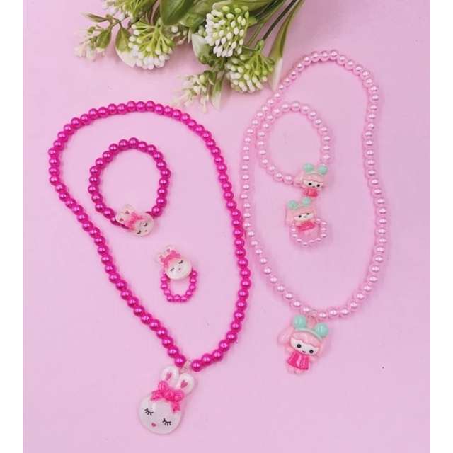Kit Conjunto Colar e Pulseira Anel Infantil para Meninas Pérolas Branco Rosa Miçangas Pingente Flor Frutinhas Ursinho