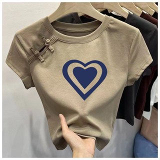 Camiseta de manga curta solta com novo padrão de coração cáqui, roupas femininas de alta qualidade