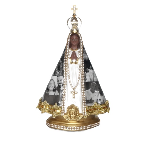 Imagem de Nossa Senhora Aparecida com fotos no manto e coroa folheada