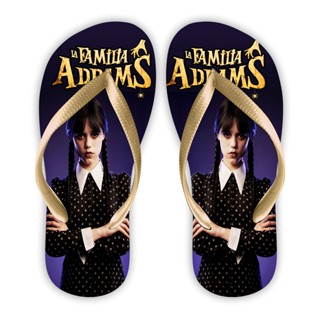 Chinelo Temático A Familia Addams Wandinha Letras Douradas Tira Dourada