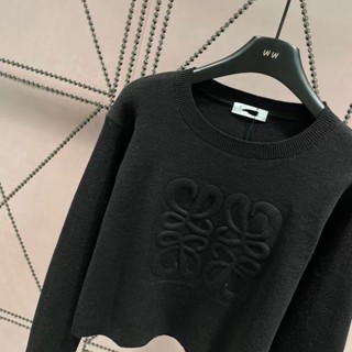 Loewe2024 Source Sinal [versão alta] No início do outono novo logotipo em relevo curto estilo acadêmico clássico blusa de malha com redução de idade GWZQ