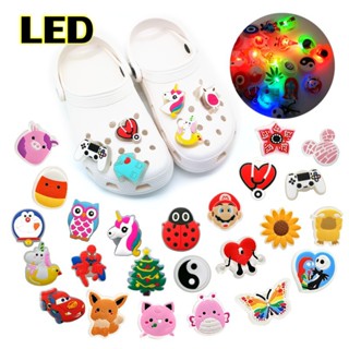 Luminosa Dos Desenhos Animados Para croc Charm Led Jibbits Mordem Encantos Sapato Pin Homens Sapatos Do Homem Aranha Acessórios De Decoração