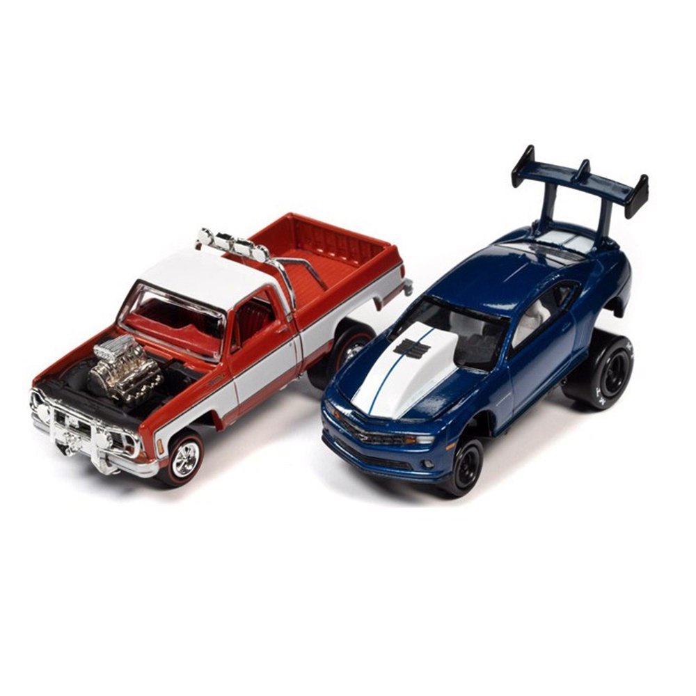 Set Miniaturas c/ 2 Carros - Chevy Camaro (2011) / Chevy Cheyenne 10 Fleetside (1973)- Zingers - 1:64 - Johnny Lightning