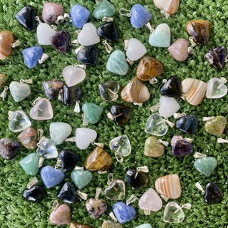 Pingente Formato Coração Pedra Natural | Cristal Natural | Pedras Naturais | Cristais Naturais ( Escolha a Variação):  Trolita |Quartzo Azul |Olho de Falcão|Rodonita|Sodalita |Olho de Tigre|Obsidiana|Quartzo Verde|Quartzo Rosa|Ágata Natural|Ametista