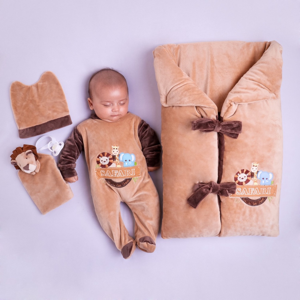 Saída Maternidade Safari Masculina com Saco de Dormir Bege Plush Quentinho Antialergico Confortavel