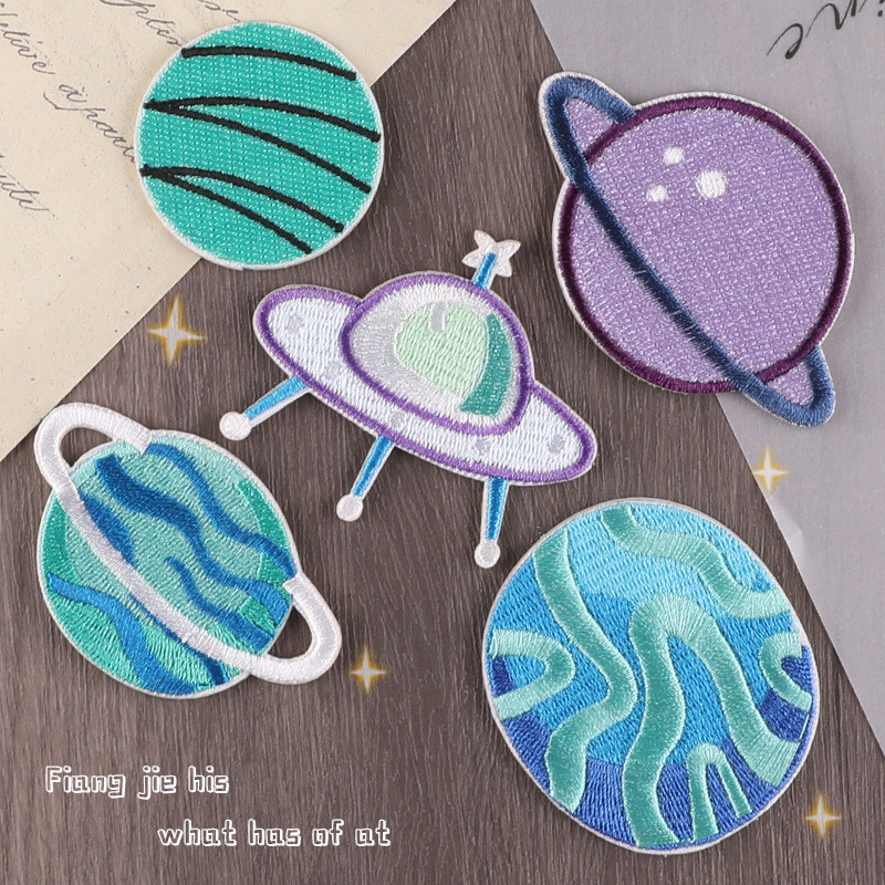 Crachá dos desenhos animados bordado etiqueta planeta nave espacial acessórios de roupas bordado remendo adesivo manual