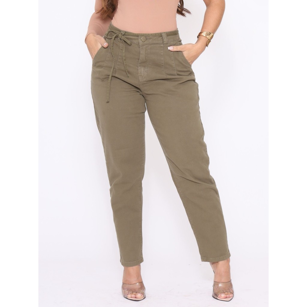 Calça Mom Sarja Feminina Despojada Cós Alto Cordão Ajuste Detalhe Pences Bolsos Modeladora