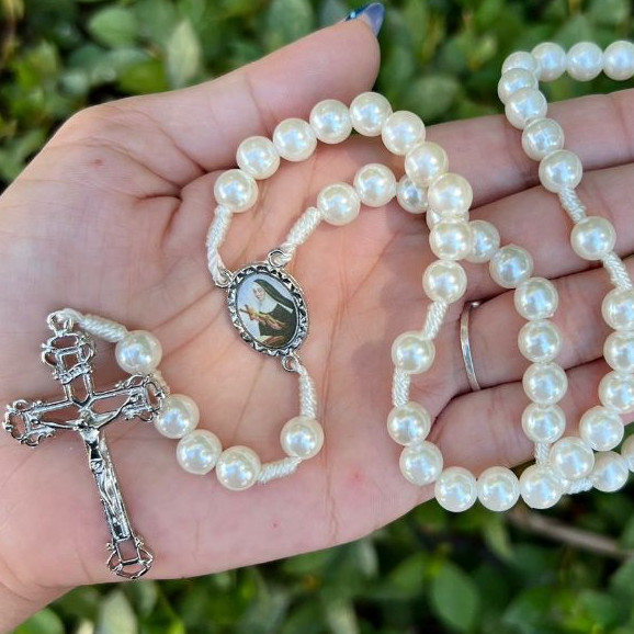 Terço Santa Rita Perola Branca LINDO em Oferta na Shopee