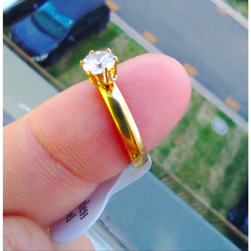 Anel Solitário Feminino Dourado em Aço Inox com Pedra Zircônia Joia Minimalista Elegante Resistente