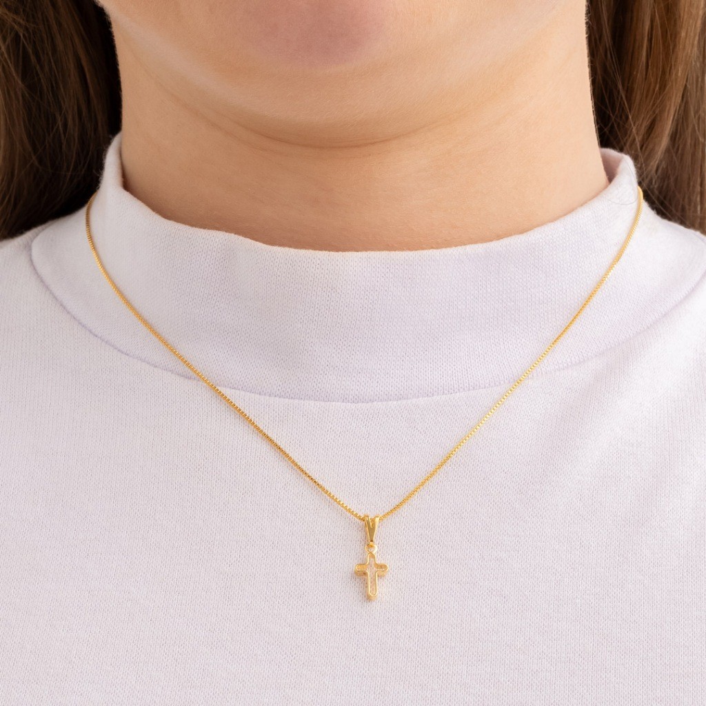 Colar Feminino Delicado Malha Veneziana e Pingente de Cruz Vazado Folheado a Ouro 18k