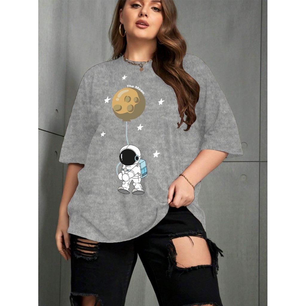 Camiseta Streetwear Feminina Estilo Aesthetic Estampada Desenho Astronauta Balão Lua Blusa Oversized