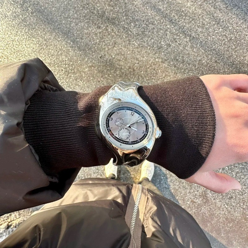 Millennium y2k Futuro retro Relógio medieval Torcido Em Formato Especial Tendência De Nicho Avançado item Único