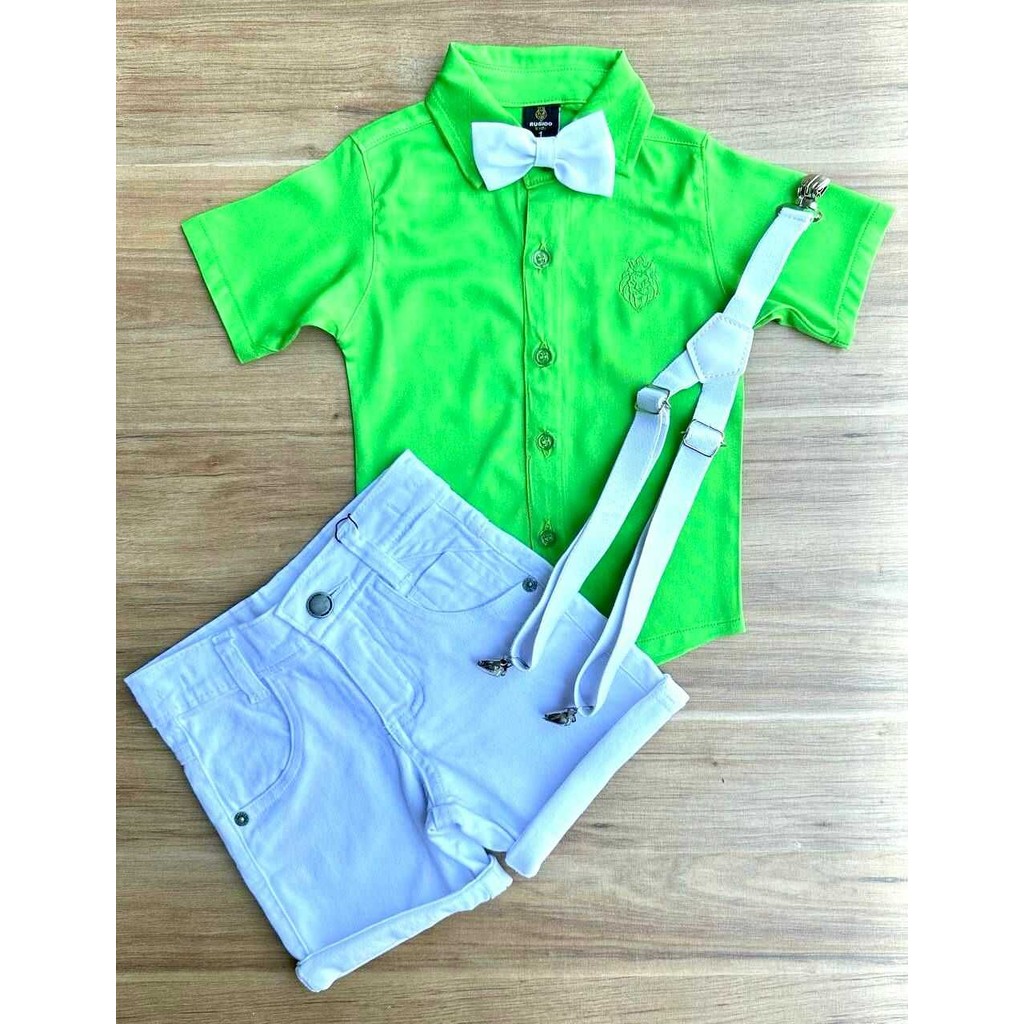 Bermuda Branca com Camisa Verde e Kit Gravata e Suspensório Infantil