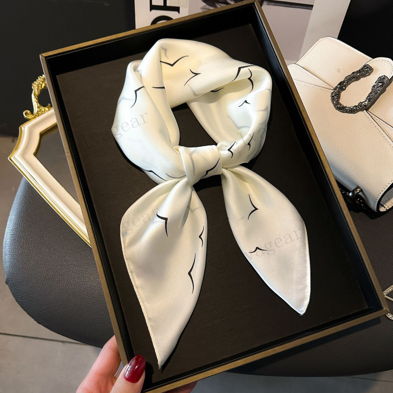 Lenço De Seda 70 * 70 , Elegante E Versátil , Feminino Quadrado Pequeno Decorativo Versão Coreana em Oferta na Shopee